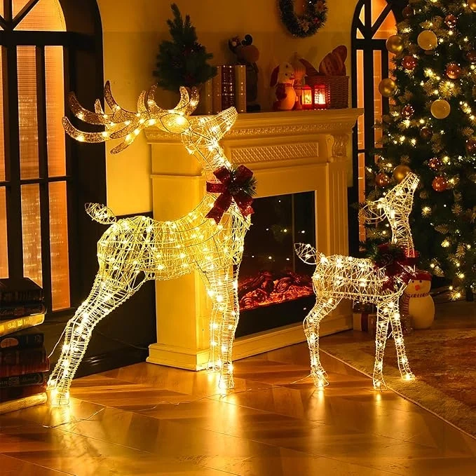 Slitta e Renne Luminose con LED, Luci Natalizie a Forma di Renna da Esterno Interno, Decorazione per Giardino con 50 Luci LED e 4 Picchetti, per Giardino, Prato, Feste