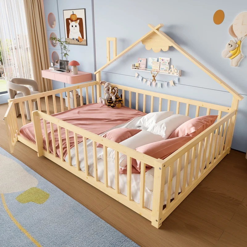 Letto per bambini 140x190 cm a forma di casetta in legno di pino naturale con sponda di sicurezza
