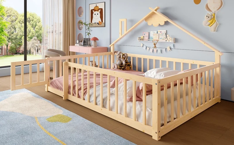Letto per bambini 140x190 cm a forma di casetta in legno di pino naturale con sponda di sicurezza