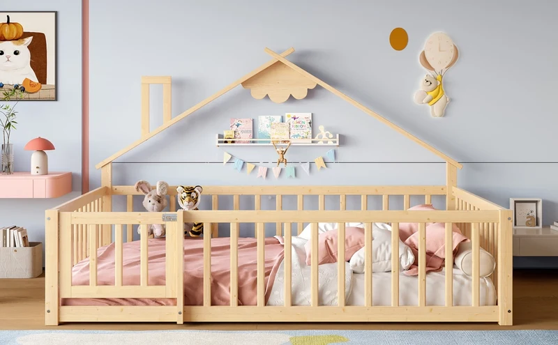 Letto per bambini 140x190 cm a forma di casetta in legno di pino naturale con sponda di sicurezza