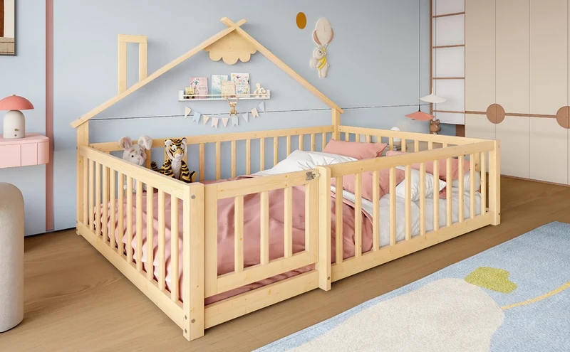 Letto per bambini 140x190 cm a forma di casetta in legno di pino naturale con sponda di sicurezza