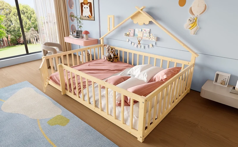 Letto per bambini 140x190 cm a forma di casetta in legno di pino naturale con sponda di sicurezza