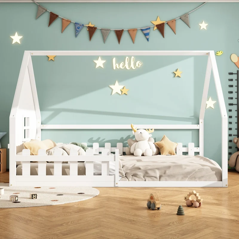 Letto casetta per bambini 140x200 cm in pino e MDF; bianco; con sponda protettiva