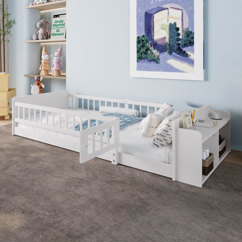 Letto per bambini 90x200 cm in legno di pino bianco con scaffali aperti e cancello apribile
