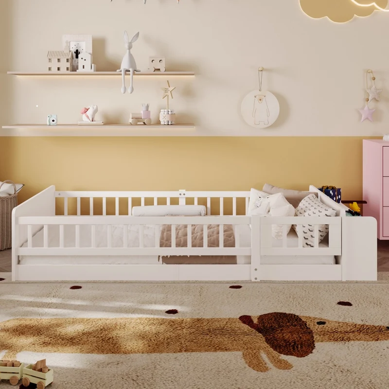 Letto per bambini 90x200 cm in legno di pino bianco con scaffali aperti e cancello apribile