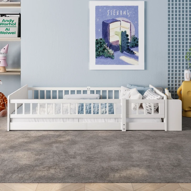 Letto per bambini 90x200 cm in legno di pino bianco con scaffali aperti e cancello apribile
