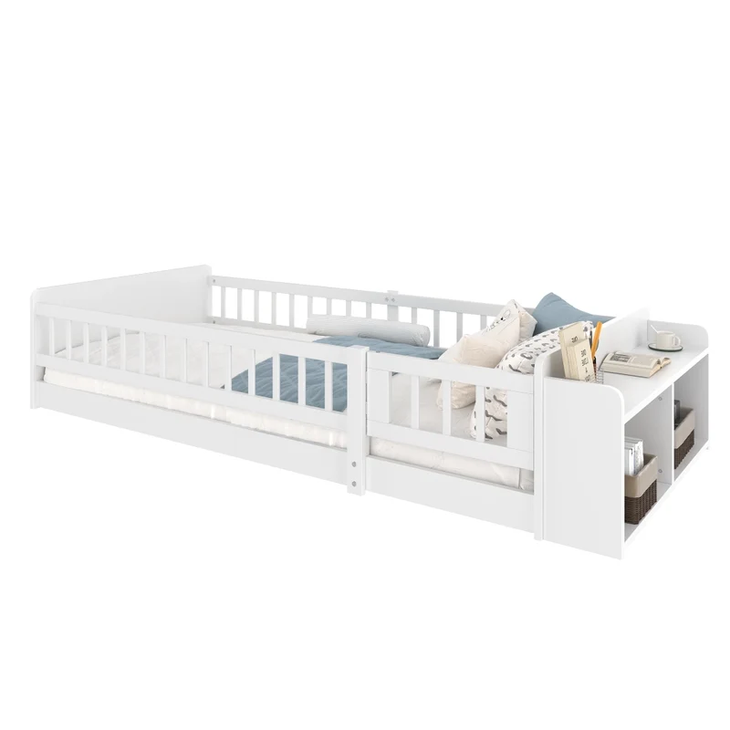 Letto per bambini 90x200 cm in legno di pino bianco con scaffali aperti e cancello apribile
